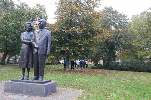Bronzen duo-standbeeld van het echtpaar Rie en Hub van Doorne.