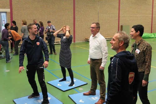 Buurtsportcoach Uniek Sporten geeft uitleg. 