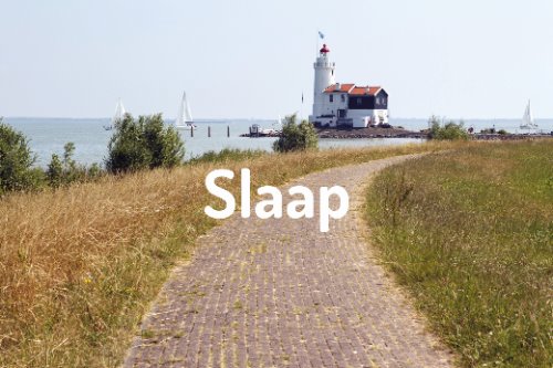 Vergezicht met zee, boten en een vuurtoren. Met in het midden de tekst slaap.