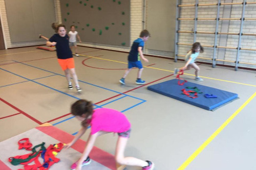 Spelende kinderen in de gymzaal