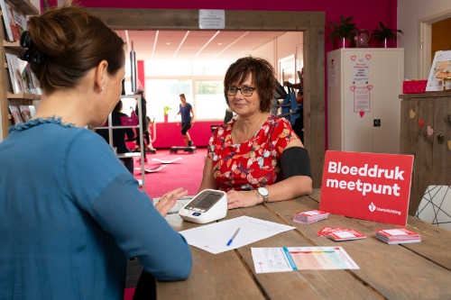 Bloeddruk meetpunt. Bij een volwassenen wordt de bloeddruk gemeten.