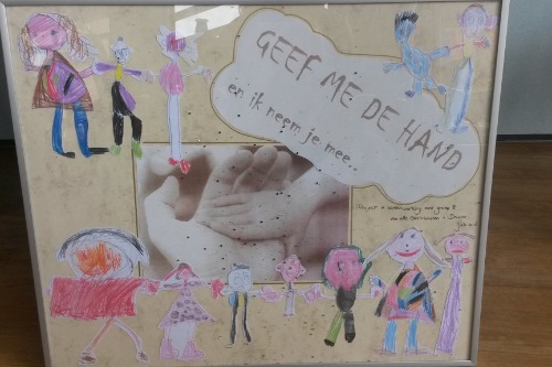 Tekeningen van kinderen. Geef me de hand en ik neem je mee. 