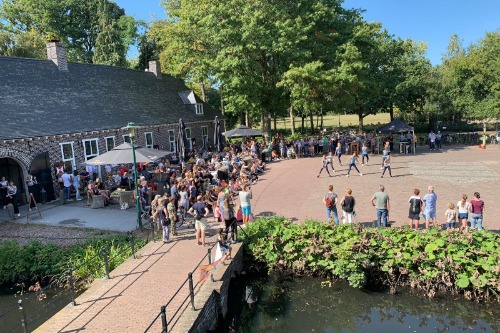 Toeschouwers kijken naar een dansgroep. 