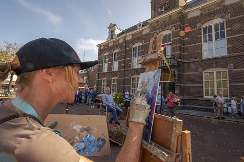 Kunstenares die aan het schilderen is.