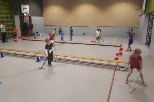 Hockey spelende kinderen.