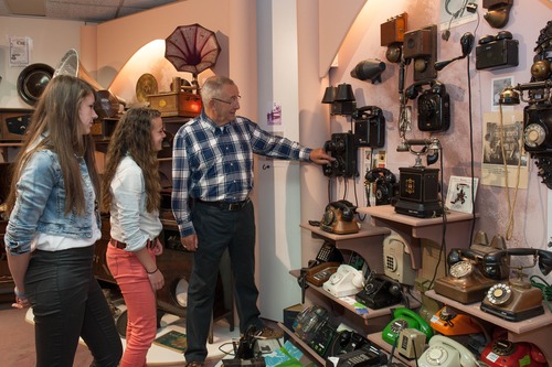 Kinderen krijgen rondleiding van een gids door het museum. 