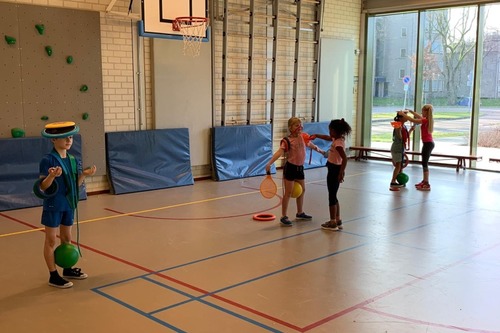 Kerstboom estafette tijdens de woensdagmiddag activiteit in gymzaal de Vlieger