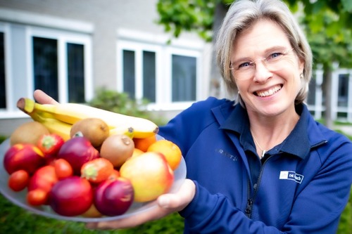 Lachend persoon met fruitschaal