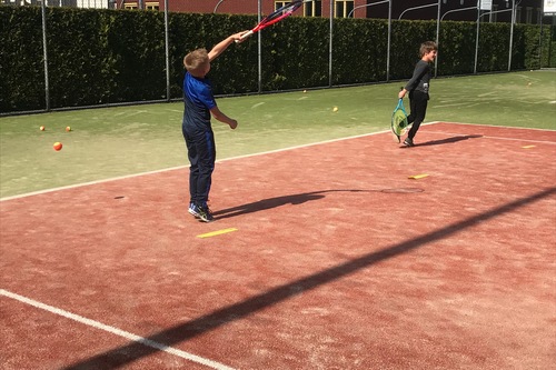 Kinderen die tennissen